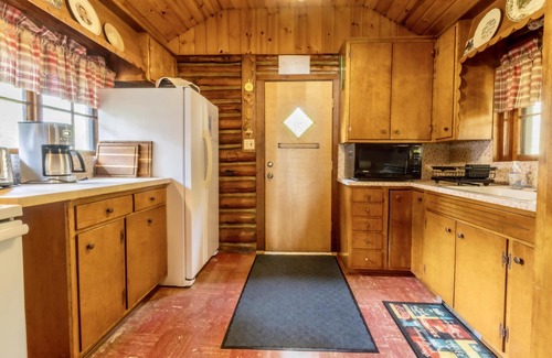 Cedar Cabina | Up North Style Log Cottage con Private Lake Leelanau Waterfront-Libro para el verano 2019