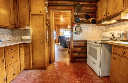 Cedar Cabina | Up North Style Log Cottage con Private Lake Leelanau Waterfront-Libro para el verano 2019