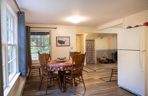 Blue River Cabina | Up-river House: Riverfront Oasis