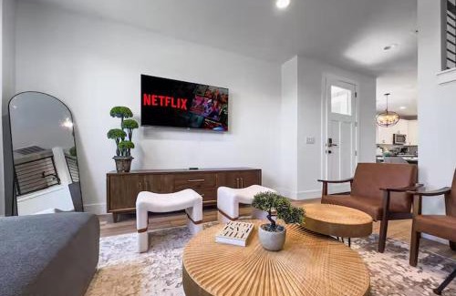 McNeil Casa | Up to 16 People - Lux Retreat