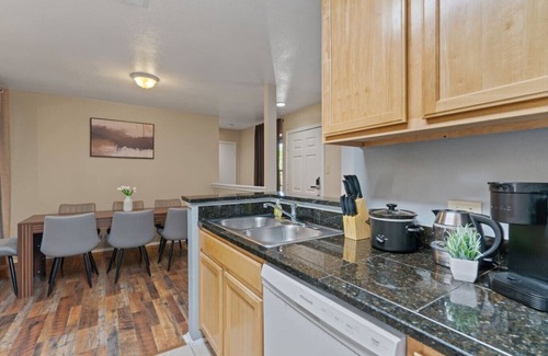 McNeil Casa | Up to 16 People - Mins 2 Downtown - Luxury Home