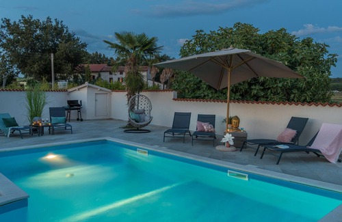 Kastelir-Labinci Casa | Villa Serenitas - Nueva 2020, Casa para familias, grupos y mascotas + Piscina privada