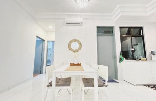 Taman Bukit Mewah Apartamento | Up to 6 Pax, Next to Paradigm mall JB with Big Patio & Pool Access