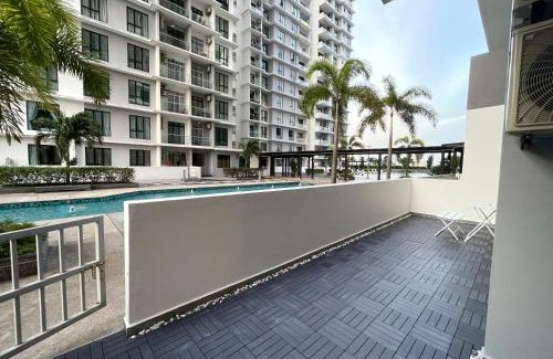 Taman Bukit Mewah Apartamento | Up to 6 Pax, Next to Paradigm mall JB with Big Patio & Pool Access