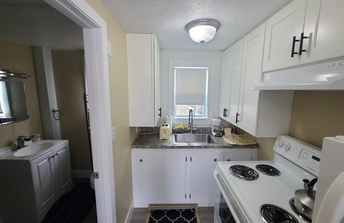 Old Orchard Beach Cabaña | Updated 2 BD cottage. 10 min walk to Pier & Beach sleeps 5