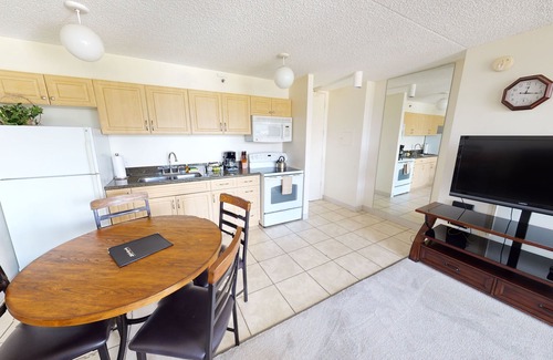 Waikiki Condominio | Updated 22nd Floor Waikiki Condo - Free parking & WiFi - Ideal for large family! by Koko Resort Vacation Rentals