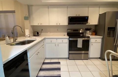 Braden River Condominio | Cómodo condominio de 2 habitaciones y 2 baños en un lago con vista al campo de golf