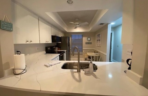 Braden River Condominio | Cómodo condominio de 2 habitaciones y 2 baños en un lago con vista al campo de golf