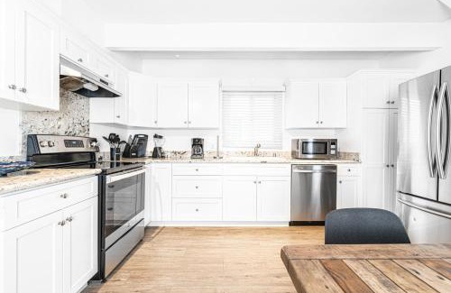 Balboa Peninsula Casa | Updated 2Br Cottage One House From Beach - Super Central By Beachview Rentals