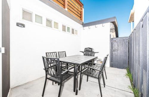 Balboa Peninsula Casa | Updated 2Br Cottage One House From Beach - Super Central By Beachview Rentals