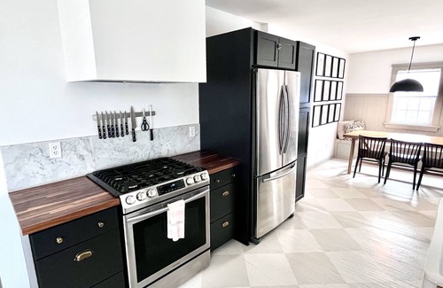 Fort Wayne Casa | Updated 2BR, Near City Center & Attractions. Entire Home - Full Kitchen