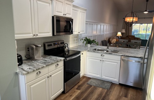 Sarasota Condominio | Updated 2nd Floor Condo 12 miles from Siesta Key Beach