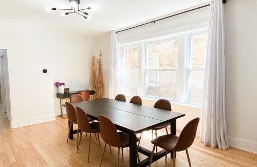 Chicago Apartamento | Updated 3 bedroom in Portage Park! Free Parking!