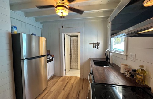 Oak Bluffs Cabaña | Updated 3-bedroom in gorgeous Oak Bluffs w/ waterviews and expansive front porch