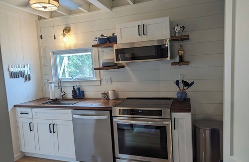 Oak Bluffs Cabaña | Updated 3-bedroom in gorgeous Oak Bluffs w/ waterviews and expansive front porch