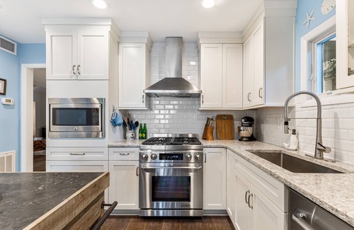 Spinnaker Beachhouses Casa | Updated, 3BR End Unit Spinnaker w/ Beach Boardwalk Access Across Street! Amenity Cards!