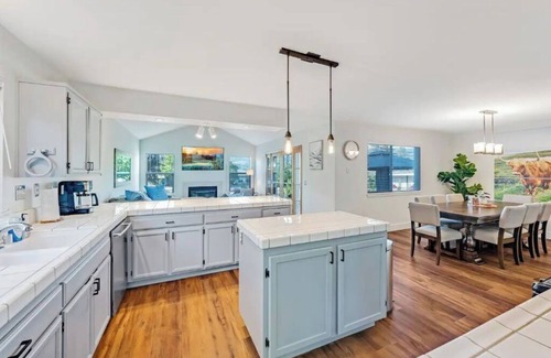 Geyserville Casa | Updated 5 BR house w/ hot tub - 5 min walk to downtown!