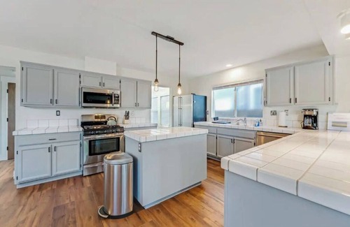 Geyserville Casa | Updated 5 BR house w/ hot tub - 5 min walk to downtown!
