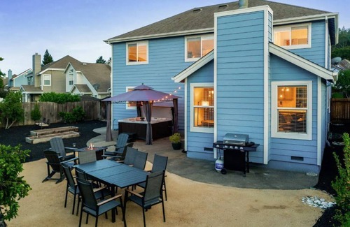Geyserville Casa | Updated 5 BR house w/ hot tub - 5 min walk to downtown!