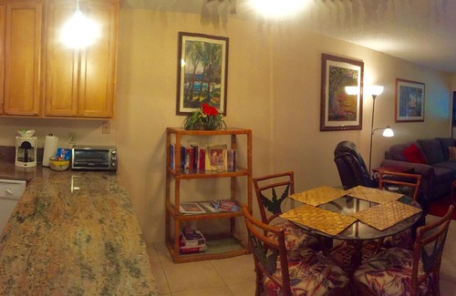 Nawiliwili Condominio | Recientemente renovado, asequible, excelente ubicación central, Beach Across Street.