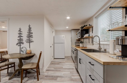 Starcrest Apartamento | Updated and bright guest suite.