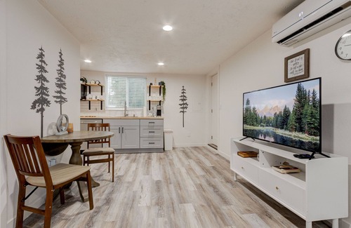 Starcrest Apartamento | Updated and bright guest suite.