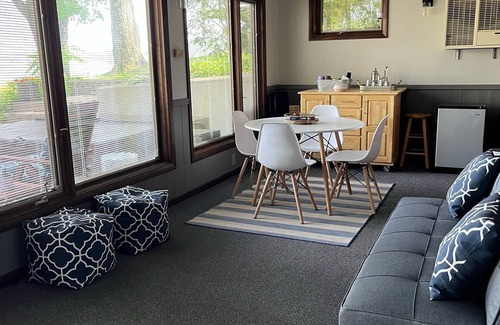 Sister Lakes Casa | Updated and fully appointed Round Lake waterfront home w/ hot tub!