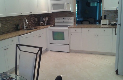 High Point Condominio | Updated and modern 2 bd/2 ba villa in warm SE Florida near the Ocean