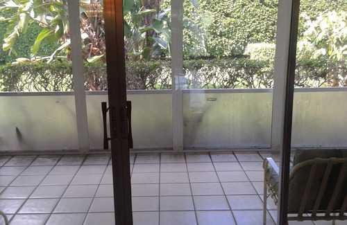 High Point Condominio | Updated and modern 2 bd/2 ba villa in warm SE Florida near the Ocean