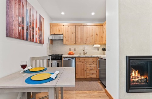 Tahoe Vista Cabina | Updated and Sleek End Unit Condo with Privacy and Perfection!