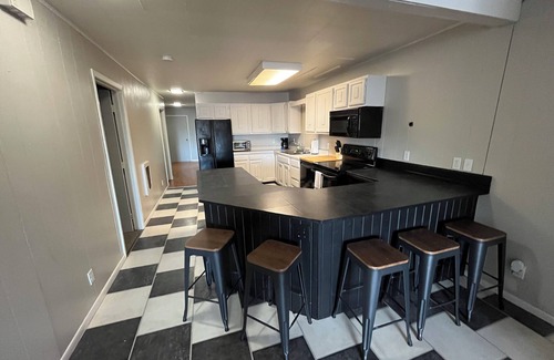 Miller Apartamento | Updated apartment on Main Street! Easy access to bars, restaurants, & shopping!