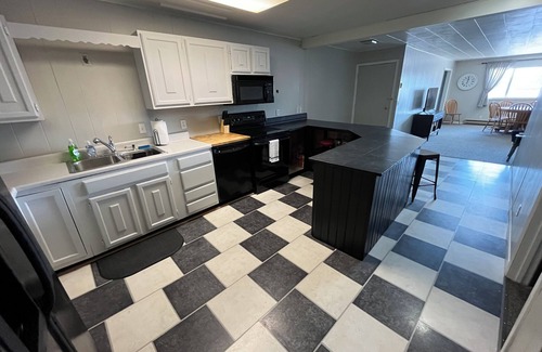 Miller Apartamento | Updated apartment on Main Street! Easy access to bars, restaurants, & shopping!