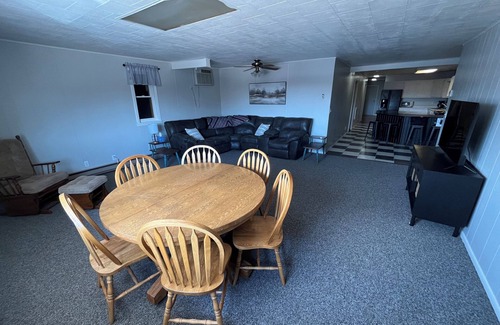 Miller Apartamento | Updated apartment on Main Street! Easy access to bars, restaurants, & shopping!