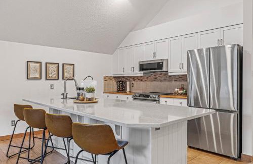 Canmore Apartamento | UPDATED Attractive Downtown Condo! Sleeps 10, Hot Tub, Mountain Views managed by Little Sister Getaways