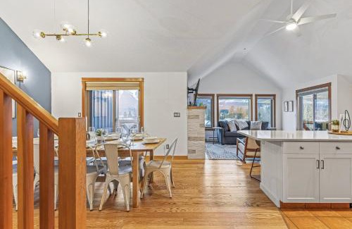 Canmore Apartamento | UPDATED Attractive Downtown Condo! Sleeps 10, Hot Tub, Mountain Views managed by Little Sister Getaways