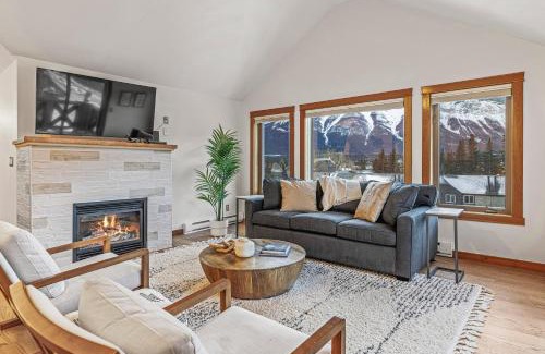 Canmore Apartamento | UPDATED Attractive Downtown Condo! Sleeps 10, Hot Tub, Mountain Views managed by Little Sister Getaways