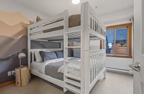Canmore Apartamento | UPDATED Attractive Downtown Condo! Sleeps 10, Hot Tub, Mountain Views managed by Little Sister Getaways