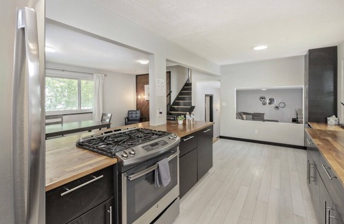Willoughby Casa | Updated Bungalow Near Downtown Willoughby