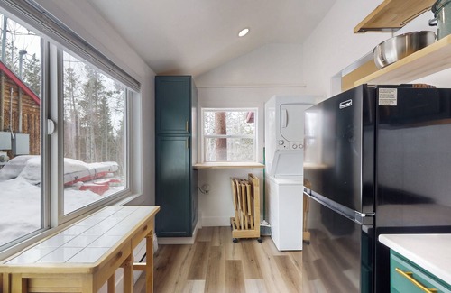 Grand Lake Cabina | Updated cabin with a screened patio, washer/dryer, & fireplace