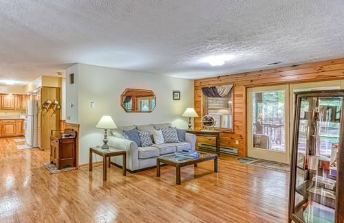McHenry Cabina | Updated cabin with private hot tub, wraparound deck & forest view - dog-friendly
