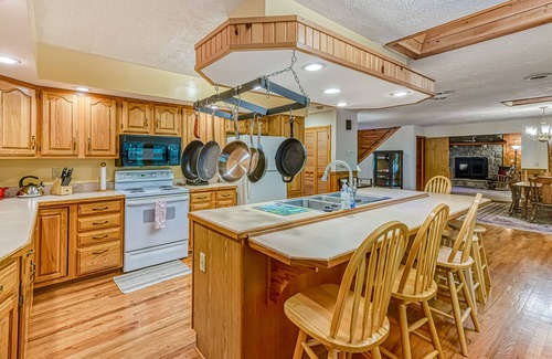 McHenry Cabina | Updated cabin with private hot tub, wraparound deck & forest view - dog-friendly