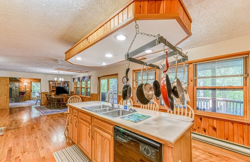 McHenry Cabina | Updated cabin with private hot tub, wraparound deck & forest view - dog-friendly