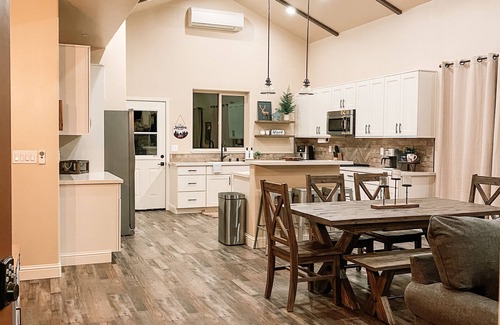 Three Rivers Cabina | Updated Cabin with POOL and SPA 5 minutes from Sequoias National Park
