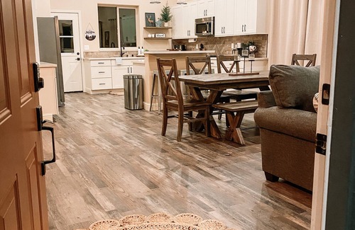 Three Rivers Cabina | Updated Cabin with POOL and SPA 5 minutes from Sequoias National Park