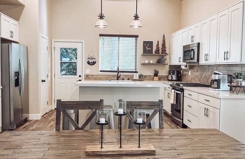 Three Rivers Cabina | Updated Cabin with POOL and SPA 5 minutes from Sequoias National Park