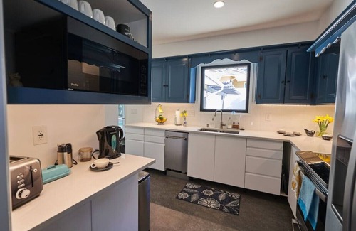 Altadena Casa | Updated classic mid-century ranch home with pool