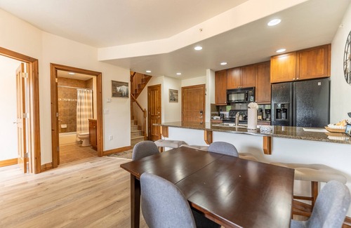 The Highlands Condominio | Updated Condo in Breckenridge w/ Mountain Views & Quick Drive to Base Area!