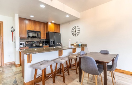 The Highlands Condominio | Updated Condo in Breckenridge w/ Mountain Views & Quick Drive to Base Area!