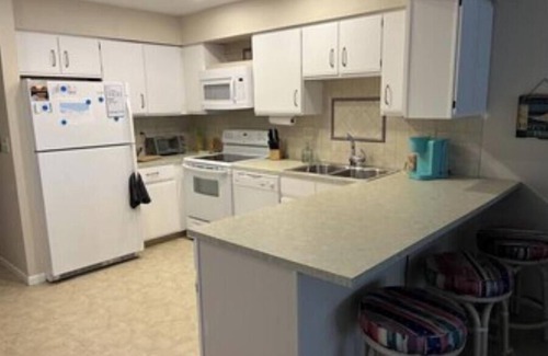 Port Clinton Condominio | Updated condo, two master suites with king beds, private balcony
