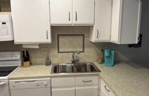 Port Clinton Condominio | Updated condo, two master suites with king beds, private balcony
